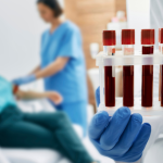 Lawrence Aseba Tipo mostra por que conhecer o seu tipo de sangue é essencial para a saúde e emergências médicas.