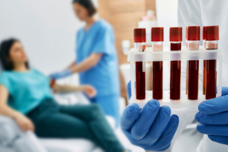 Lawrence Aseba Tipo mostra por que conhecer o seu tipo de sangue é essencial para a saúde e emergências médicas.