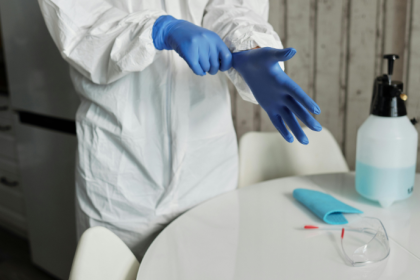 Elias Assum Sabbag Junior destaca como plásticos antimicrobianos representam uma solução inovadora no combate às infecções hospitalares.