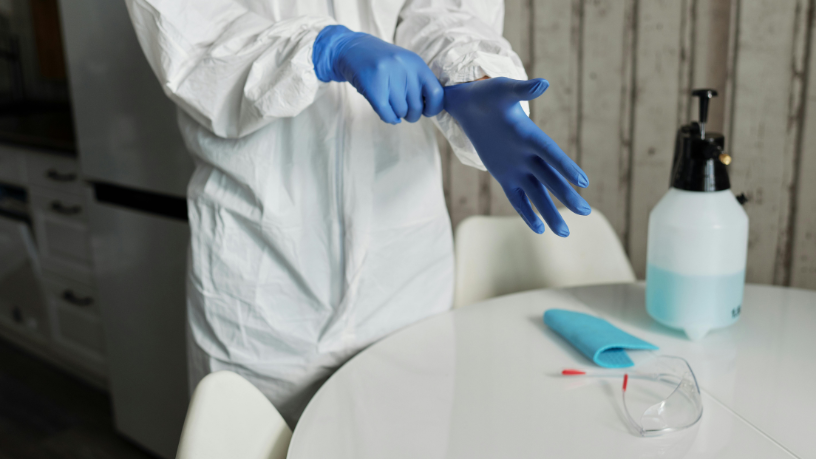 Elias Assum Sabbag Junior destaca como plásticos antimicrobianos representam uma solução inovadora no combate às infecções hospitalares.
