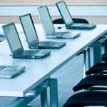 Sérgio Bento De Araújo apresenta as normas essenciais de uso e manutenção preventiva para garantir um laboratório de informática sempre eficiente.