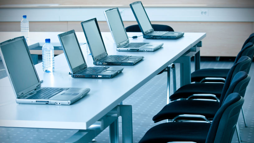 Sérgio Bento De Araújo apresenta as normas essenciais de uso e manutenção preventiva para garantir um laboratório de informática sempre eficiente.