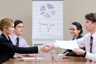 Alex Nabuco dos Santos analisa quando o consenso de mercado deixa de ser segurança.