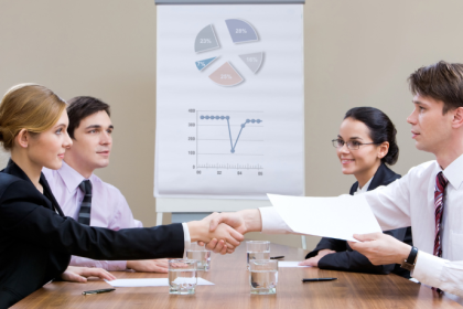 Alex Nabuco dos Santos analisa quando o consenso de mercado deixa de ser segurança.