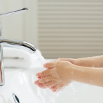 A partir da análise de Diego Borges, o saneamento básico surge como um investimento essencial na saúde pública e na prevenção de doenças.