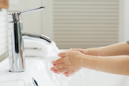 A partir da análise de Diego Borges, o saneamento básico surge como um investimento essencial na saúde pública e na prevenção de doenças.