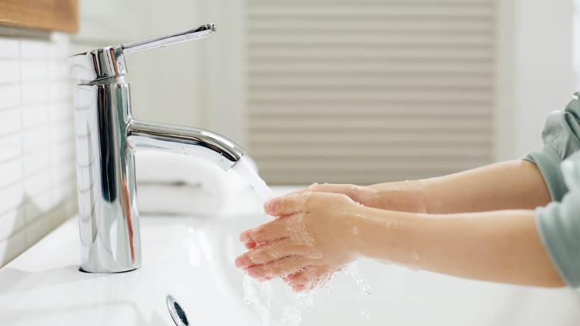 A partir da análise de Diego Borges, o saneamento básico surge como um investimento essencial na saúde pública e na prevenção de doenças.