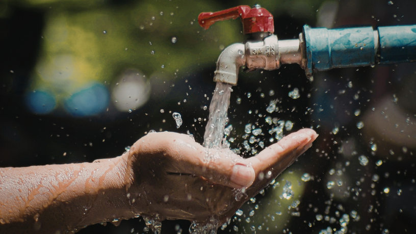 O impacto do saneamento básico na prevenção de doenças é explorado por Diego Borges como um pilar estratégico da saúde pública.