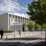 Edifício institucional em Portugal representando a execução de fundos europeus e investimentos públicos, sem texto visível