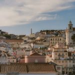 Vista aérea da arquitetura histórica de Lisboa sob um céu claro.