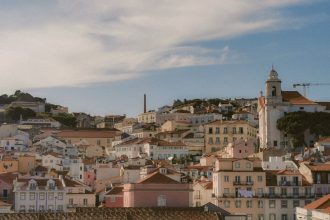 Vista aérea da arquitetura histórica de Lisboa sob um céu claro.