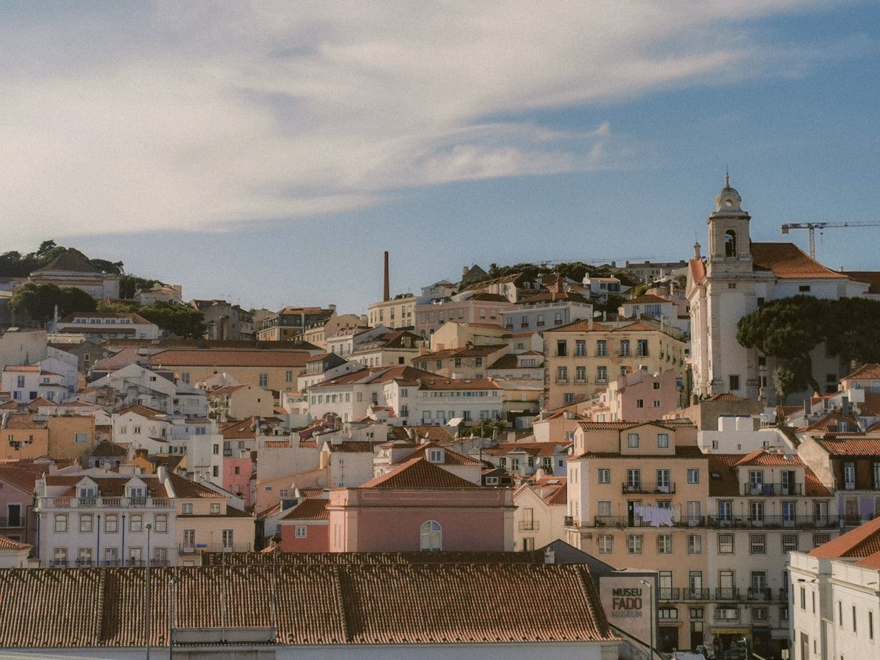 Vista aérea da arquitetura histórica de Lisboa sob um céu claro.