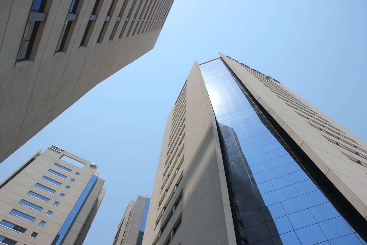Edifícios modernos no horizonte de Assunção, no Paraguai, sob céu azul.