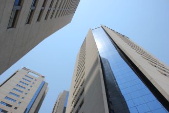 Edifícios modernos no horizonte de Assunção, no Paraguai, sob céu azul.